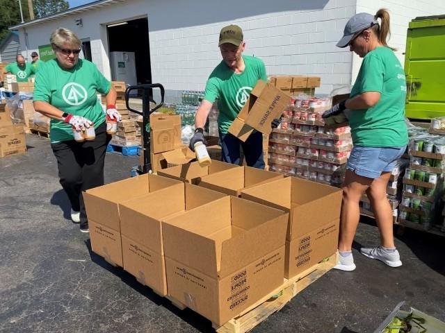 IP志愿者为北卡罗来纳州中部和东部的食物银行打包食物.